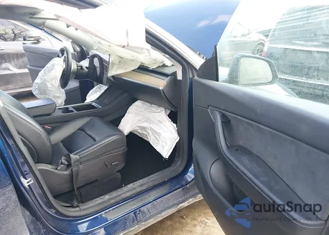 2021 Tesla Model Y Long Range Dual Motor All-Wheel Drive z USA, uszkodzony, nr VIN 5YJYGDEE5MF232904